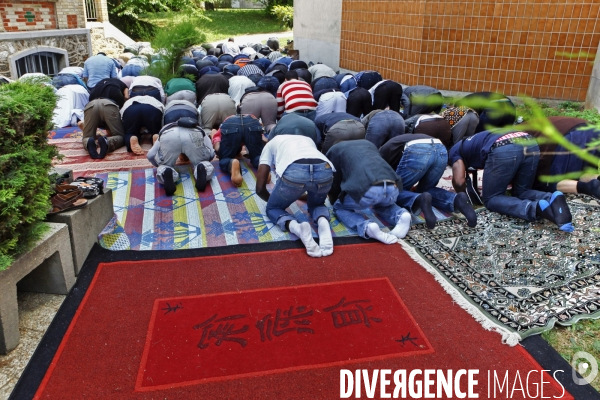 Prière du Vendredi dans une salle de prière d une maison d Issy-les-Moulineaux