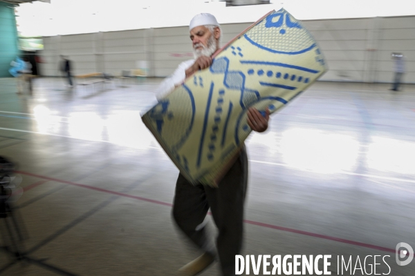 Prière du vendredi dans le gymnase des Chênes à Cergy