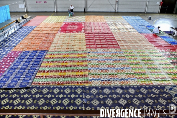 Prière du vendredi dans le gymnase des Chênes à Cergy