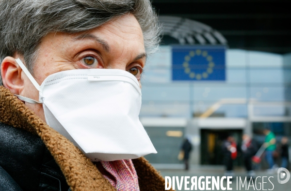 Illustration masque anti coronavirus devant le Parlement Européen de Bruxelles