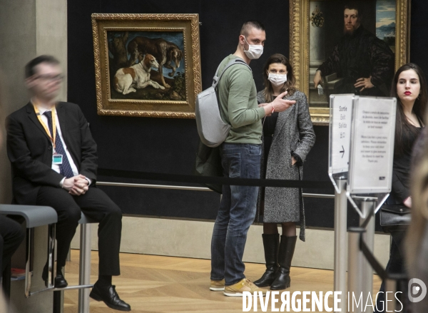 Les visiteurs du musée du Louvre se protègent du Covid-19.