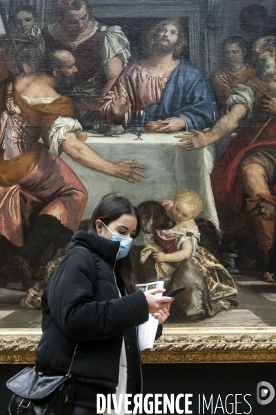 Les visiteurs du musée du Louvre se protègent du Covid-19.