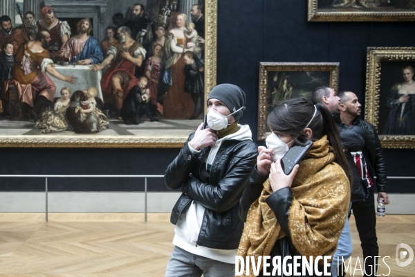 Les visiteurs du musée du Louvre se protègent du Covid-19.