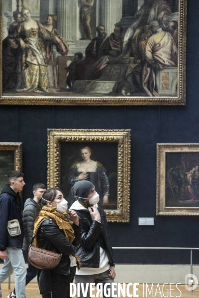 Les visiteurs du musée du Louvre se protègent du Covid-19.