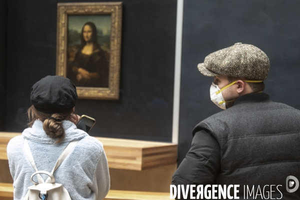 Les visiteurs du musée du Louvre se protègent du Covid-19.