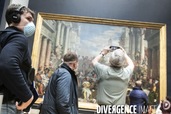 Les visiteurs du musée du Louvre se protègent du Covid-19.