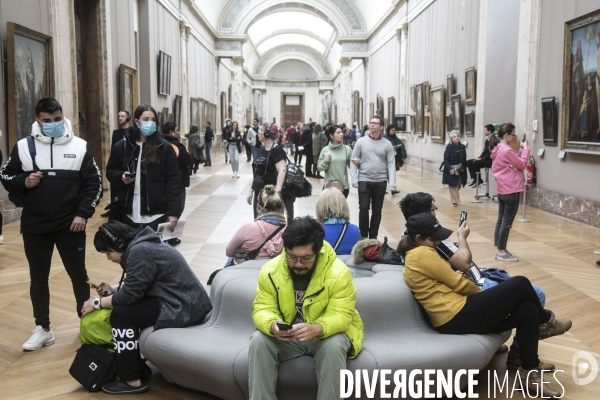 Les visiteurs du musée du Louvre se protègent du Covid-19.