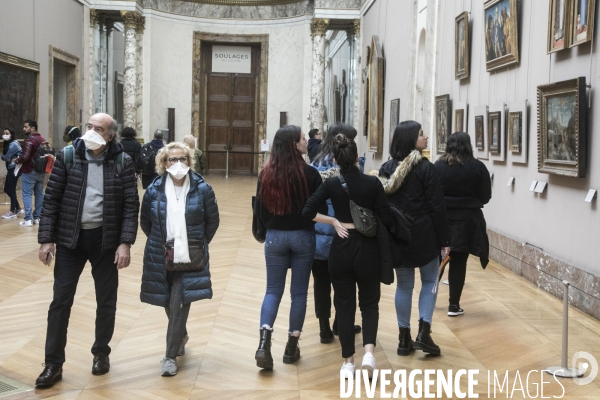 Les visiteurs du musée du Louvre se protègent du Covid-19.