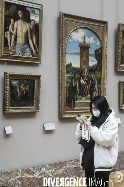 Les visiteurs du musée du Louvre se protègent du Covid-19.