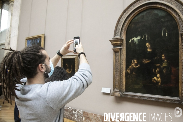 Les visiteurs du musée du Louvre se protègent du Covid-19.