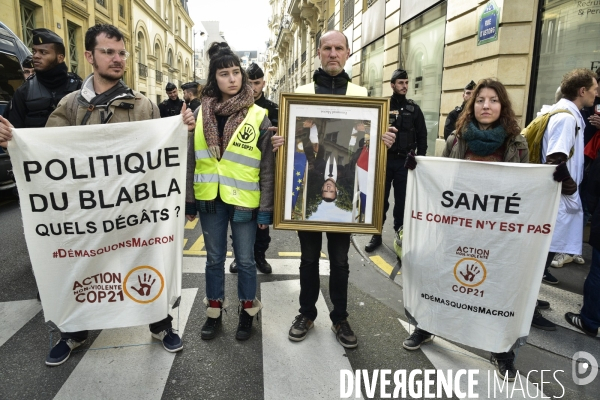 Action DEMASQUONS MACRON, POLITIQUE DU BLABLA, avec les décrocheurs du portrait présidentiel, à Paris. ACQUIRE MACRON, with the dropouts of the presidential portrait