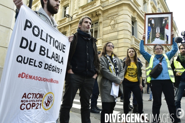 Action DEMASQUONS MACRON, POLITIQUE DU BLABLA, avec les décrocheurs du portrait présidentiel, à Paris. ACQUIRE MACRON, with the dropouts of the presidential portrait