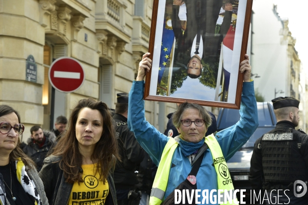 Action DEMASQUONS MACRON, POLITIQUE DU BLABLA, avec les décrocheurs du portrait présidentiel, à Paris. ACQUIRE MACRON, with the dropouts of the presidential portrait