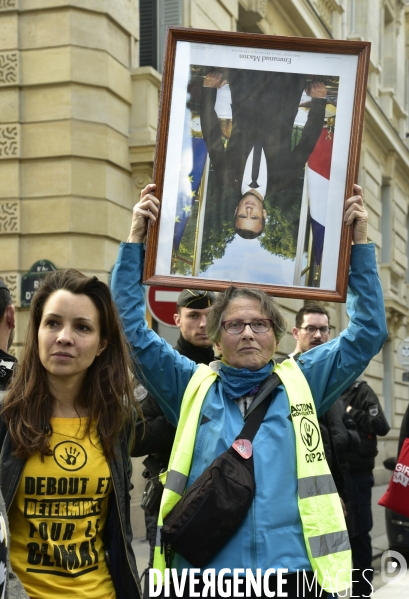 Action DEMASQUONS MACRON, POLITIQUE DU BLABLA, avec les décrocheurs du portrait présidentiel, à Paris. ACQUIRE MACRON, with the dropouts of the presidential portrait