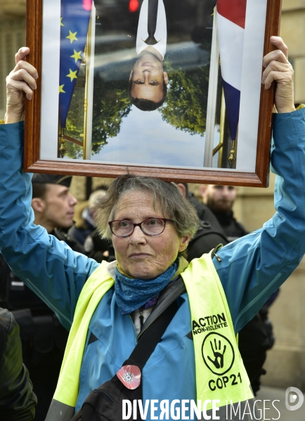 Action DEMASQUONS MACRON, POLITIQUE DU BLABLA, avec les décrocheurs du portrait présidentiel, à Paris. ACQUIRE MACRON, with the dropouts of the presidential portrait