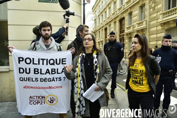 Action DEMASQUONS MACRON, POLITIQUE DU BLABLA, avec les décrocheurs du portrait présidentiel, à Paris. ACQUIRE MACRON, with the dropouts of the presidential portrait