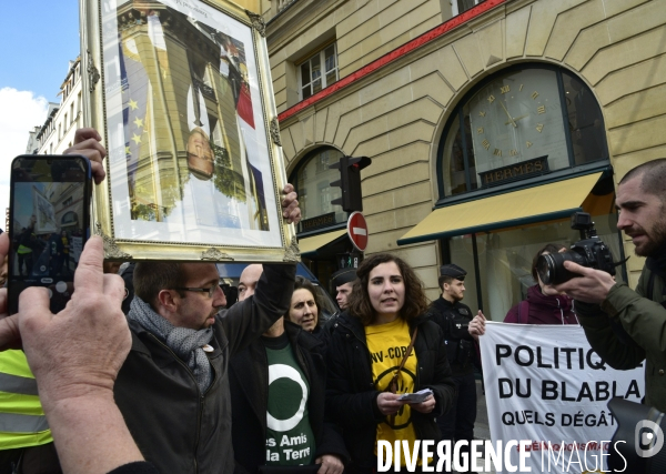 Action DEMASQUONS MACRON, POLITIQUE DU BLABLA, avec les décrocheurs du portrait présidentiel, à Paris. ACQUIRE MACRON, with the dropouts of the presidential portrait