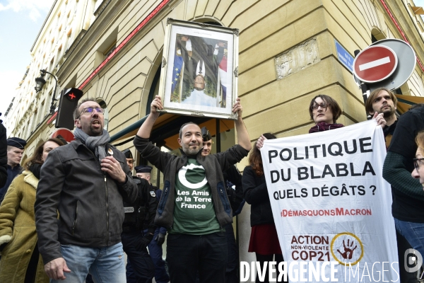 Action DEMASQUONS MACRON, POLITIQUE DU BLABLA, avec les décrocheurs du portrait présidentiel, à Paris. ACQUIRE MACRON, with the dropouts of the presidential portrait