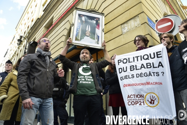 Action DEMASQUONS MACRON, POLITIQUE DU BLABLA, avec les décrocheurs du portrait présidentiel, à Paris. ACQUIRE MACRON, with the dropouts of the presidential portrait