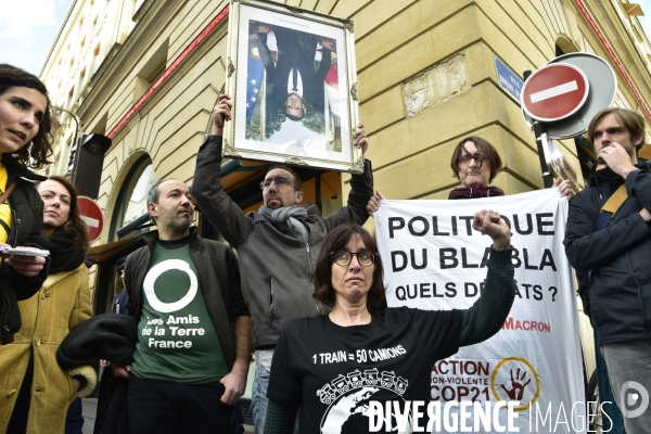 Action DEMASQUONS MACRON, POLITIQUE DU BLABLA, avec les décrocheurs du portrait présidentiel, à Paris. ACQUIRE MACRON, with the dropouts of the presidential portrait