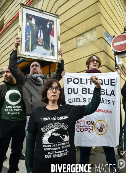 Action DEMASQUONS MACRON, POLITIQUE DU BLABLA, avec les décrocheurs du portrait présidentiel, à Paris. ACQUIRE MACRON, with the dropouts of the presidential portrait