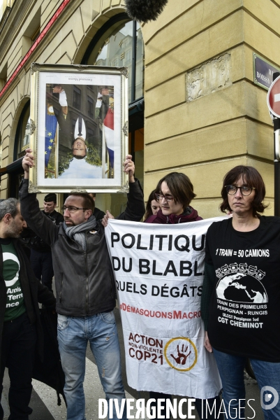 Action DEMASQUONS MACRON, POLITIQUE DU BLABLA, avec les décrocheurs du portrait présidentiel, à Paris. ACQUIRE MACRON, with the dropouts of the presidential portrait