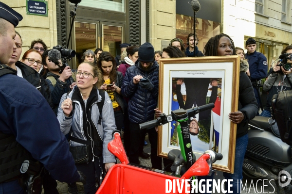 Action DEMASQUONS MACRON, POLITIQUE DU BLABLA, avec les décrocheurs du portrait présidentiel, à Paris. ACQUIRE MACRON, with the dropouts of the presidential portrait