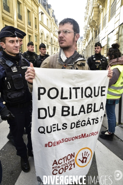 Action DEMASQUONS MACRON, POLITIQUE DU BLABLA, avec les décrocheurs du portrait présidentiel, à Paris. ACQUIRE MACRON, with the dropouts of the presidential portrait