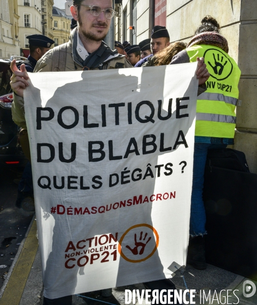 Action DEMASQUONS MACRON, POLITIQUE DU BLABLA, avec les décrocheurs du portrait présidentiel, à Paris. ACQUIRE MACRON, with the dropouts of the presidential portrait