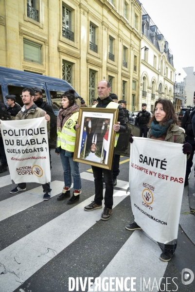 Action DEMASQUONS MACRON, POLITIQUE DU BLABLA, avec les décrocheurs du portrait présidentiel, à Paris. ACQUIRE MACRON, with the dropouts of the presidential portrait