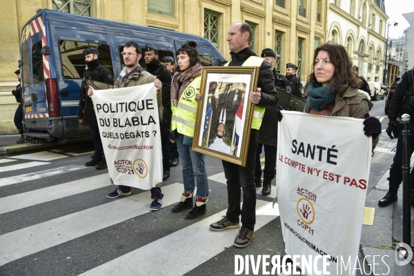 Action DEMASQUONS MACRON, POLITIQUE DU BLABLA, avec les décrocheurs du portrait présidentiel, à Paris. ACQUIRE MACRON, with the dropouts of the presidential portrait