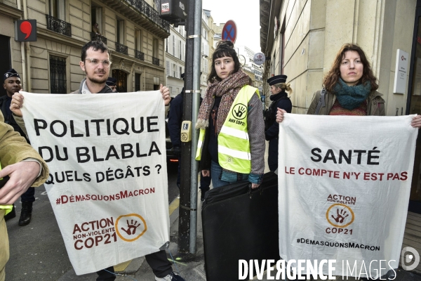 Action DEMASQUONS MACRON, POLITIQUE DU BLABLA, avec les décrocheurs du portrait présidentiel, à Paris. ACQUIRE MACRON, with the dropouts of the presidential portrait