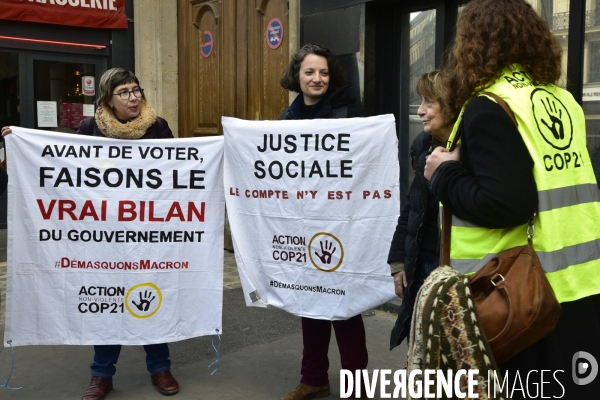 Action DEMASQUONS MACRON, POLITIQUE DU BLABLA, avec les décrocheurs du portrait présidentiel, à Paris. ACQUIRE MACRON, with the dropouts of the presidential portrait