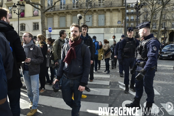 Action DEMASQUONS MACRON, POLITIQUE DU BLABLA, avec les décrocheurs du portrait présidentiel, à Paris. ACQUIRE MACRON, with the dropouts of the presidential portrait