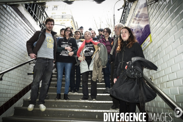 Action DEMASQUONS MACRON, POLITIQUE DU BLABLA, avec les décrocheurs du portrait présidentiel, à Paris. ACQUIRE MACRON, with the dropouts of the presidential portrait