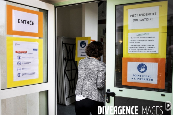 Christophe CASTANER dans un bureau de vote.