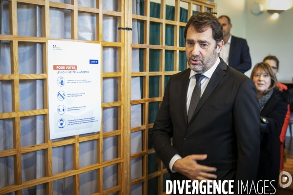 Christophe CASTANER dans un bureau de vote.