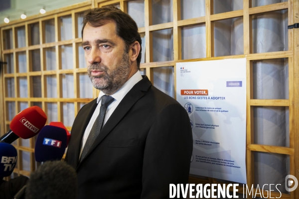 Christophe CASTANER dans un bureau de vote.