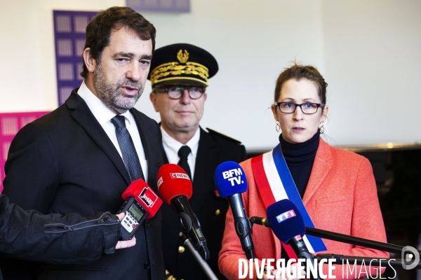 Christophe CASTANER dans un bureau de vote.