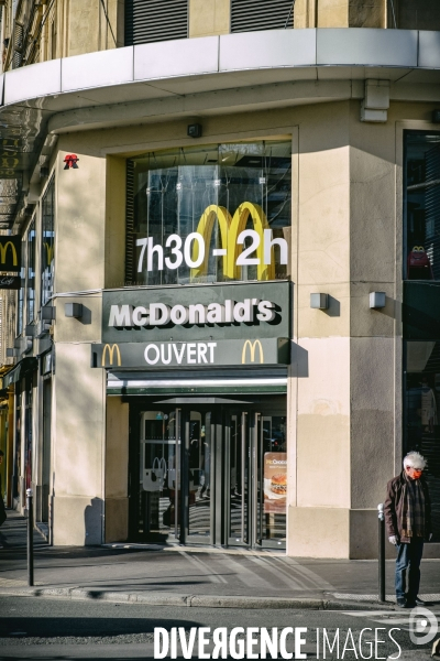 Coronavirus à Paris : commerces fermés et parisiens dans la rue...