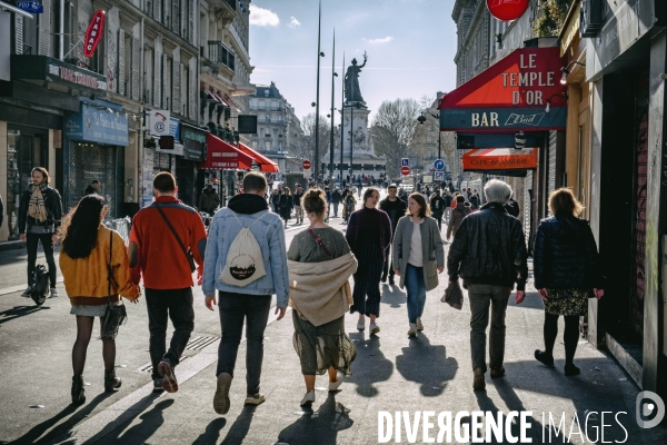 Coronavirus à Paris : commerces fermés et parisiens dans la rue...