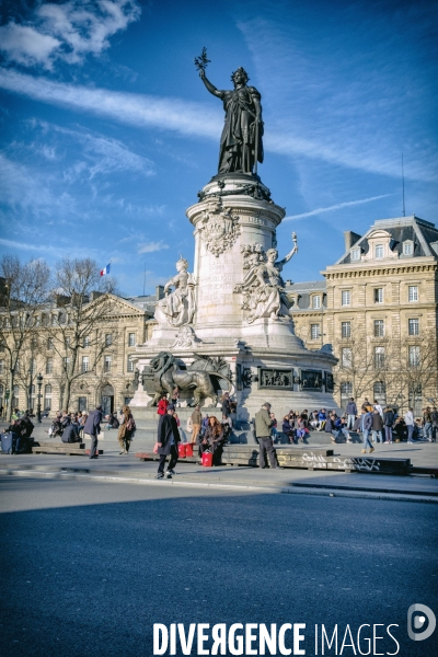 Coronavirus à Paris : commerces fermés et parisiens dans la rue...