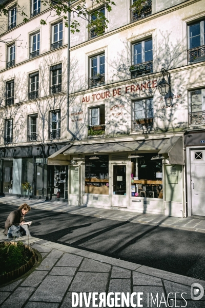 Coronavirus à Paris : commerces fermés et parisiens dans la rue...