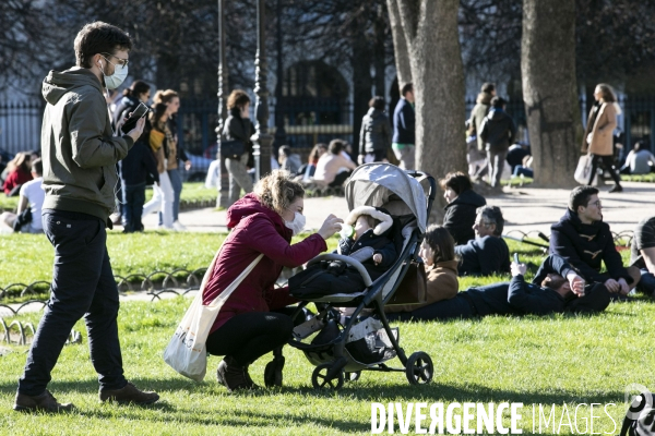 Un dimanche à Paris sous la pression du Covid-19