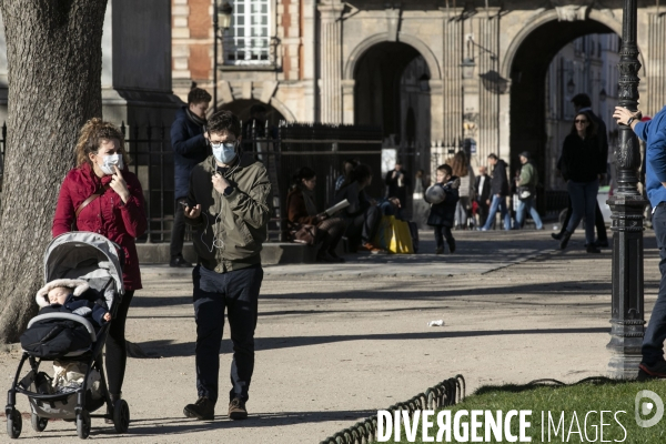 Un dimanche à Paris sous la pression du Covid-19