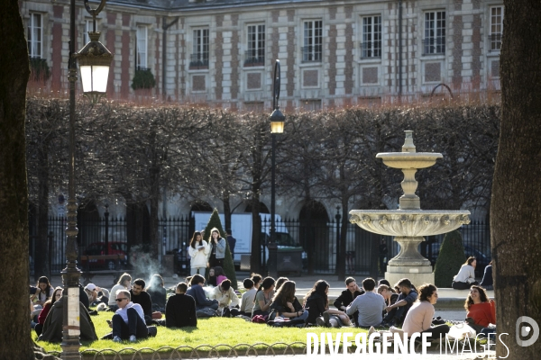 Un dimanche à Paris sous la pression du Covid-19