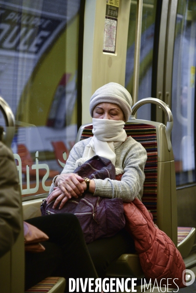 La pandemie du Coronavirus Covid19. Voyageurs masqués dans le métro parisien. The Covid19 Coronavirus pandemic. Masked travelers in the Paris metro.