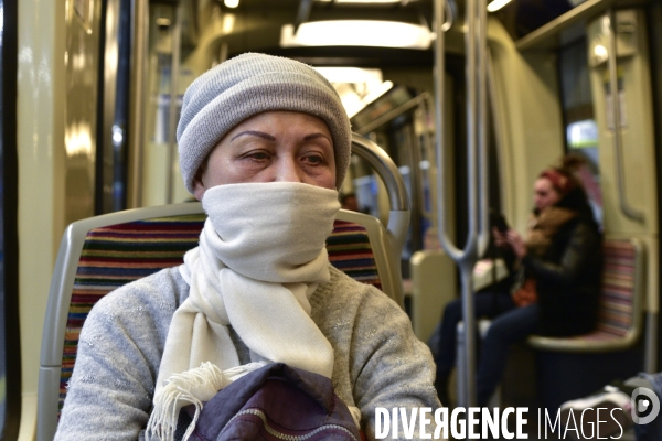 La pandemie du Coronavirus Covid19. Voyageurs masqués dans le métro parisien. The Covid19 Coronavirus pandemic. Masked travelers in the Paris metro.