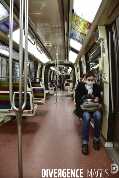 La pandemie du Coronavirus Covid19. Voyageurs masqués dans le métro parisien. The Covid19 Coronavirus pandemic. Masked travelers in the Paris metro.