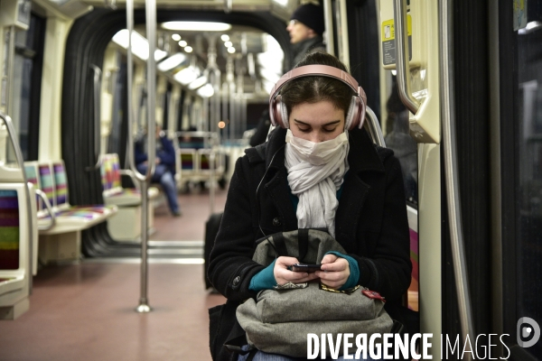 La pandemie du Coronavirus Covid19. Voyageurs masqués dans le métro parisien. The Covid19 Coronavirus pandemic. Masked travelers in the Paris metro.